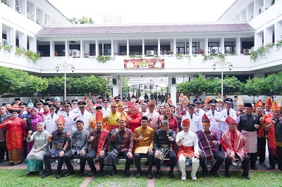 WALI Kota Medan Bobby Nasution berfoto bersama 111 Pejabat Administrasi di lingkungan Pemko Medan, Jumat (8/9). Waspada/Ist