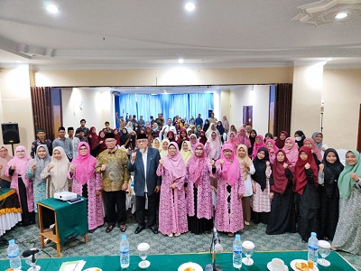 KETUA Umum MUISU, Dr Maratua Simajuntak, Ketua KPRK MUISU Dra. Hj. Rusmini, MA, para pembicara dan peserta kegiatan foto bersama. Waspada/Anum Saskia