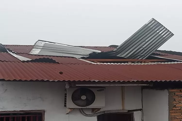 ANGIN puting beliung yang melanda kawasan di Kecamatan Medan Tuntungan, Kamis (14/9) sore, telah menyebabkan puluhan rumah warga mengalami kerusakan sedang hingga berat. Waspada/Ist