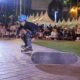 SEORANG skater (pemain skateboard) unjuk keterampilan bermain dengan papan luncurnya pada acara Ajang Beranda Kreatif Medan, di halaman depan kantor Wali Kota Medan. Sabtu (9/9) malam. Waspada/Ist