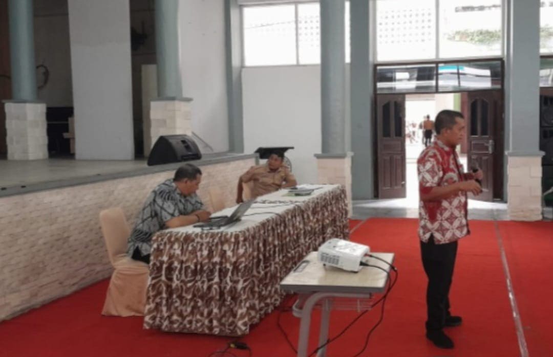 kepala SMA Harapan Medan saat menyampaikan paparannya pada kegiatan sosialisasi dengan orangtua siswa