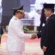 PJ. Gubsu Hassanudin, memberikan ucapan selamat kepada Pj. Walikota Padangsidimpuan, usai pelaksanaan acara pelantikan. Waspada/Ist