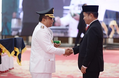 PJ. Gubsu Hassanudin, memberikan ucapan selamat kepada Pj. Walikota Padangsidimpuan, usai pelaksanaan acara pelantikan. Waspada/Ist