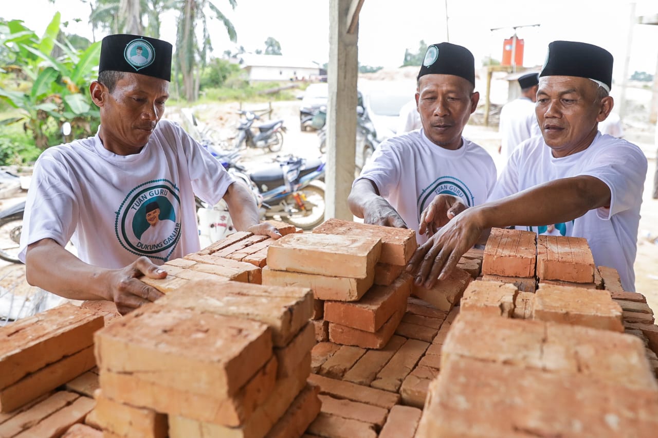 Tuan Guru Ganjar Gelontorkan Bantuan untuk Pembangunan Masjid Di Langkat