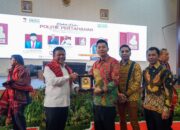 Ketua BPH UNPRI Dr Tommy Leonard SH MKn didampingi Wakil Rektor III UNPRI Dr Said Rizal SHI MA dan Wakil Rektor IV Dr dr Ali Napiah Nasution MKT, MKM. Sp.KKLp(K) menyerahkan cendera mata kepada Wamen Pertahanan RI Letjen TNI (Purn) Muhammad Herindra MA. MSc.