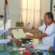 Wali Kota Susanti Dewayani (kiri) menyerahkan nota jawaban terhadap pemandangan umum fraksi-fraksi atas Ranperda Pajak Daerah dan Retribusi Daerah serta Ranperda Lambang Daerah kepada Ketua DPRD Timbul M Lingga dalam rapat paripurna di gedung Herungguan DPRD Pematangsiantar, Jl. Adam Malik, Rabu (18/10).(Waspada-Edoard Sinaga).