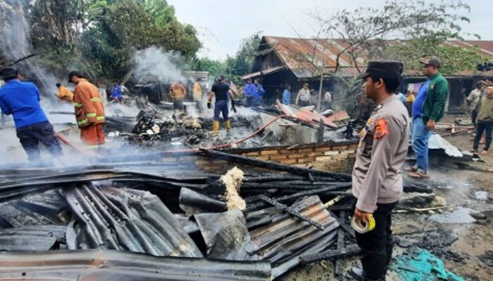 Api Hanguskan 2 Rumah Semi Permanen