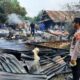 DUA unit rumah semi permanen terlihat rata hangus terbakar di Desa Nangblawan, Kecamatan Simpangempat, Kab Tanah Karo. Waspada/Micky Maliki.