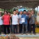 Anggota DPRD Tapsel OK Hazmi Usman Siregar foto bersama dengan masyarakat Batang Toru usai pertemuan, Rabu (19/10). Waspada/Mohot Lubis