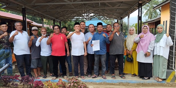 Anggota DPRD Tapsel OK Hazmi Usman Siregar foto bersama dengan masyarakat Batang Toru usai pertemuan, Rabu (19/10). Waspada/Mohot Lubis