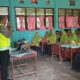 Kasat Lantas Polres Abdya AKP Tri Andi Dharma SSos MSi, memberikan edukasi kepada para siswa MTsN 4 Abdya, terkait aturan tertib berlalulintas, dalam kegiatan program saweu sikula. Kamis (19/10).Waspada/Syafrizal