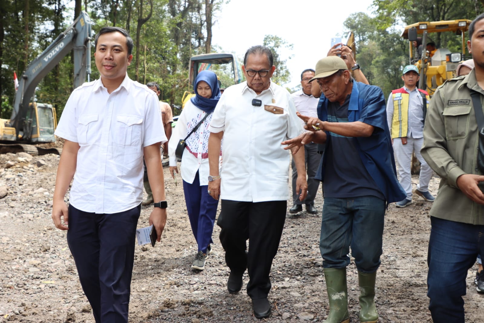 KETUA DPRD Sumut Baskami Ginting mengunjungi pengerjaan jalan tersebut bersama Kadis PUPR Sumut, Marlindo Harahap dan perwakilan PT SMJ selaku kontraktor. Waspada/Ist