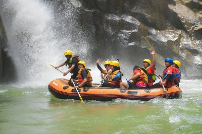 BUPATI Sergai H. Darma Wijaya bersama Ketua TP PKK Kab. Sergai Hj. Rosmaida Saragih Darma Wijaya, Wabup Sergai H. Adlin Tambunan bersama Ketua GOPTKI Kab. Sergai Ny. Aini Zetara Adlin Tambunan arung jeram menikmati indahnya sungai Bahbolon. Waspada/Ist