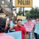Massa Pendemo 'Hadiahi' Nasi Tumpeng Kepada Polrestabes Medan