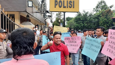 Massa Pendemo 'Hadiahi' Nasi Tumpeng Kepada Polrestabes Medan
