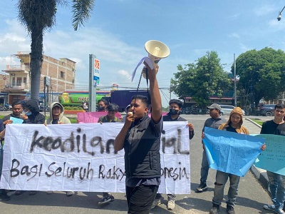 MAHASISWA Peduli Masyarakat Indonesia (MPMI) menggelar aksi unjukrasa di Markas Besar Polda Sumatera Utara, Jumat (6/10). Waspada/Ist