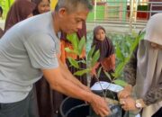 Pemkab Aceh Besar Bersama Siswa SDN 1 Tanam Pohon