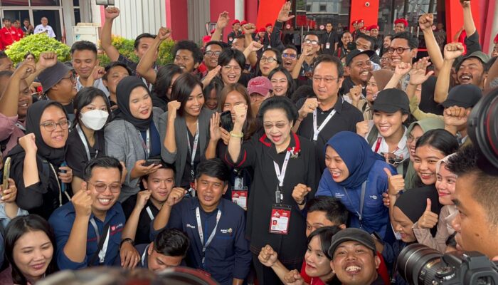 Momen Megawati Foto Bersama Wartawan Peliput Rakernas IV PDIP