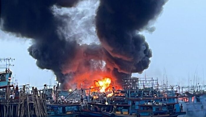 Dua Kapal Pukat Katrol Terbakar Di Gabion Belawan