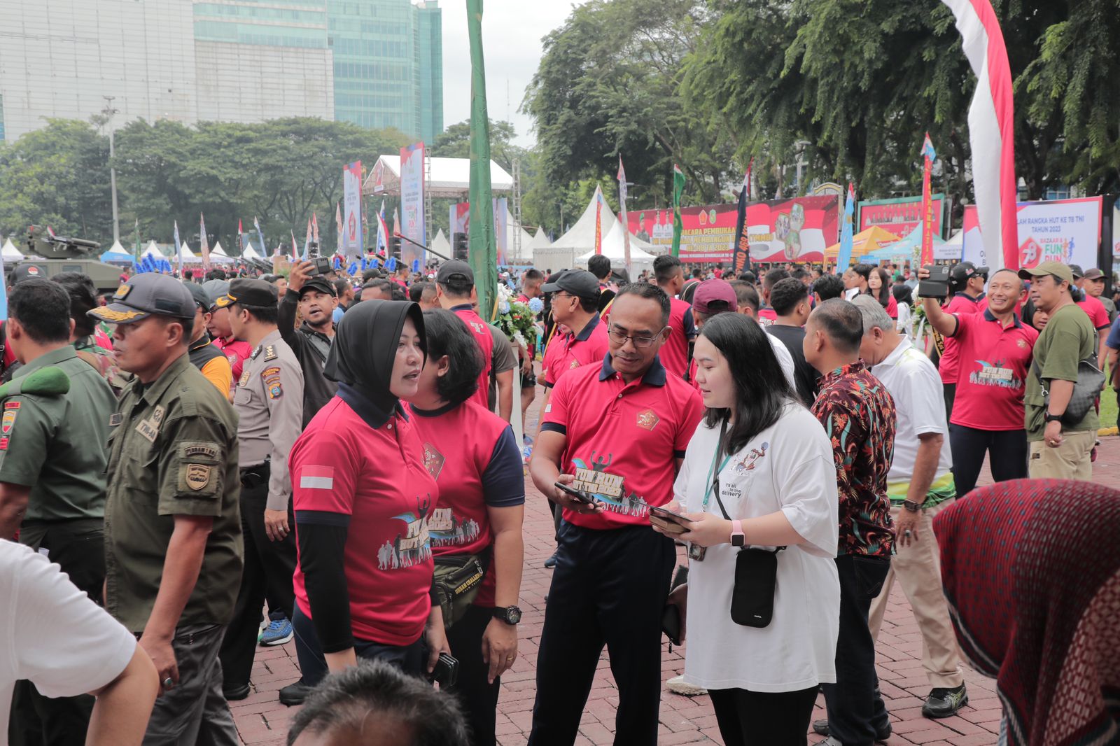 Staff Bidang Niaga dan Management Pelanggan, Tri Evania Aritonang, menjelaskan kepada pelanggan tentang kode voucher yang digunakan dalam melakukan permohonan tambah daya menggunakan promo Hari Pelanggan Nasional 2023 pada aplikasi PLN Mobile saat HUT TNI ke-78 di Lapangan Benteng Medan, Sumatera Utara, baru-baru ini.