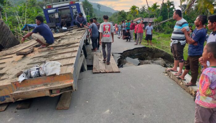 Banjir Simeulue Amblaskan Ruas Jalan Provinsi