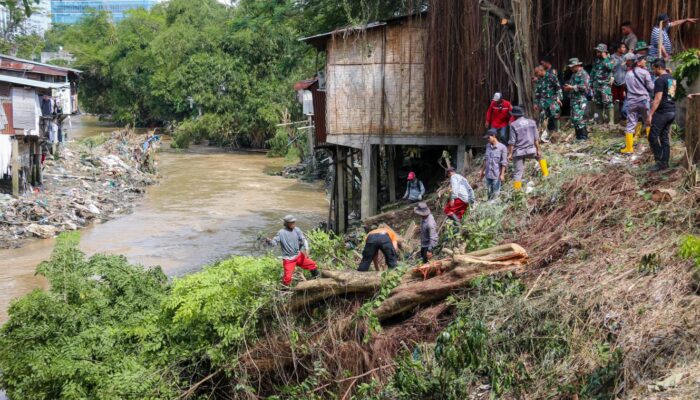 Gotong Royong Peduli Deli, Petugas Bersihkan Sungai di Kawasan Kampung Aur
