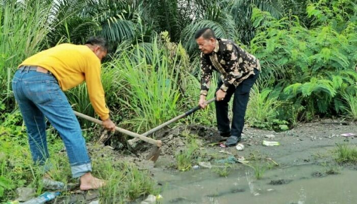 Jalan Tergenang Air, Bupati Simalungun Langsung Turun Tangan