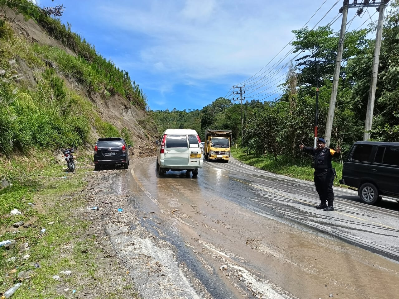 Brimob Bersihkan Jalan Tertutup Longsor Di Aceh Tengah