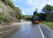 Brimob Bersihkan Jalan Tertutup Longsor Di Aceh Tengah