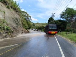 Brimob Bersihkan Jalan Tertutup Longsor Di Aceh Tengah