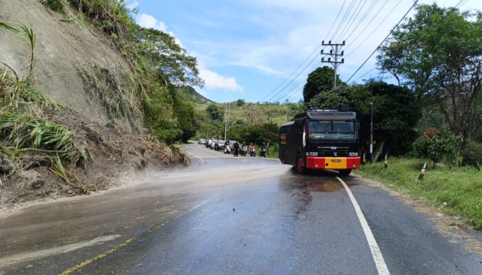 Brimob Bersihkan Jalan Tertutup Longsor Di Aceh Tengah