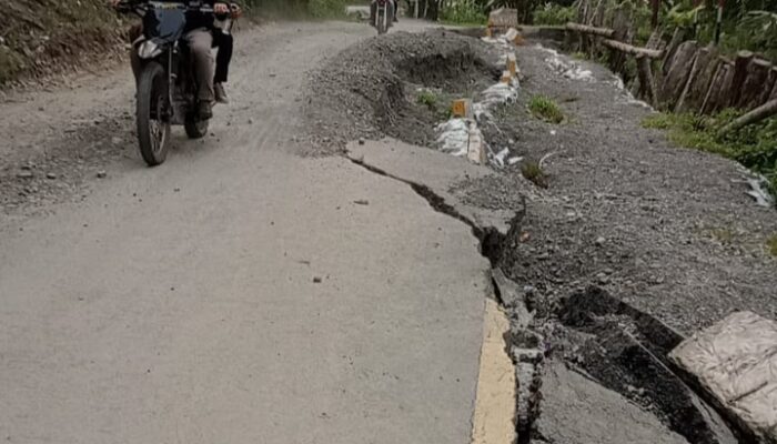 Jalan Nasional Km 52 Lolomaya Nisel Masih Dibiarkan Amblas