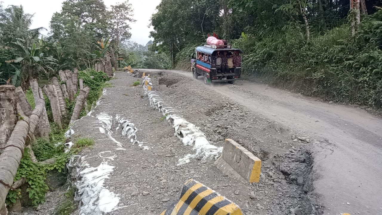 Jalan Nasional Km 52 Lolomaya Nisel Masih Dibiarkan Amblas