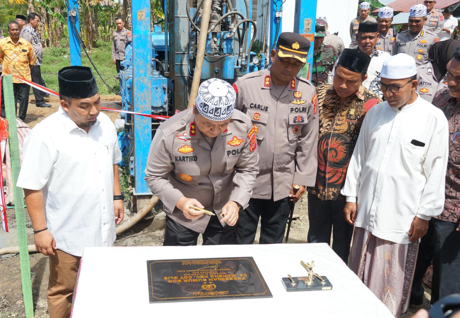 Kapolda Aceh Salurkan Bantuan Buku Dan Sumur Bor Di Aceh Besar