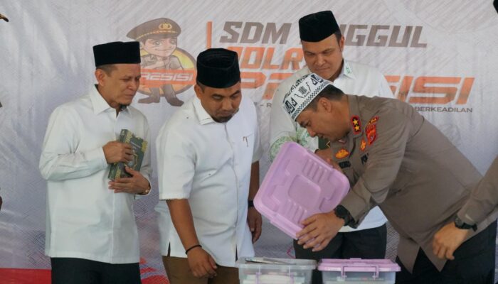 Kapolda Aceh Salurkan Bantuan Buku Dan Sumur Bor Di Aceh Besar