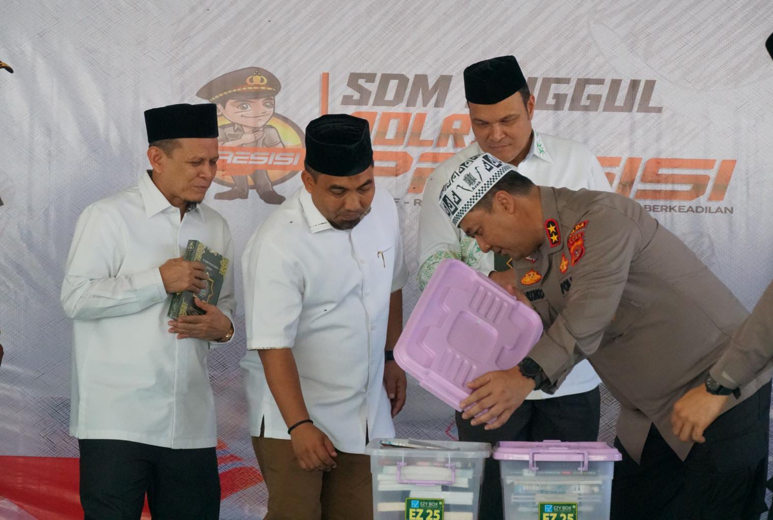 Kapolda Aceh Salurkan Bantuan Buku Dan Sumur Bor Di Aceh Besar