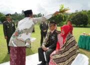 Warga Pameu Peusijuk Dandim 0106/Ateng