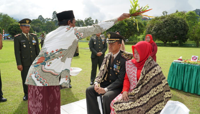 Warga Pameu Peusijuk Dandim 0106/Ateng