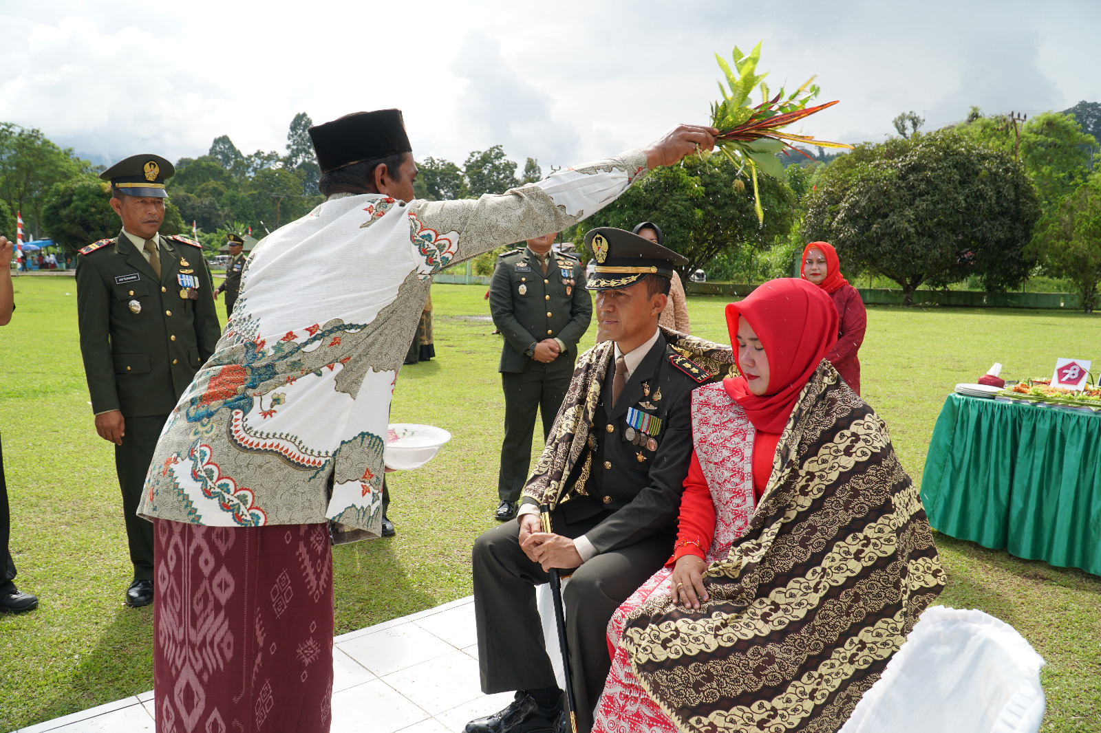 Warga Pameu Peusijuk Dandim 0106/Ateng