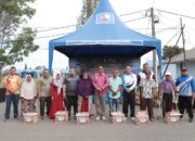 Danlanud SIM Yoyon Serahkan Bansos Dalam Rangka HUT Ke-78 TNI