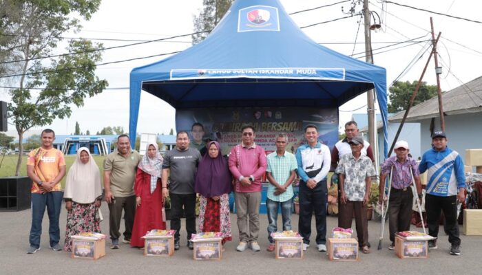 Danlanud SIM Yoyon Serahkan Bansos Dalam Rangka HUT Ke-78 TNI