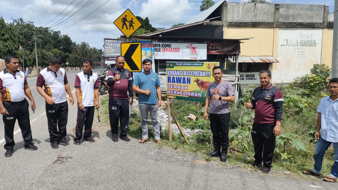 Cegah Laka Lantas, Polsek Arongan Lambalek Pasang Spanduk Himbauan 