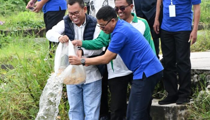 Umat Katolik Rawat Ekosistem Danau Toba Dengan Menabur Benih Ikan Mas