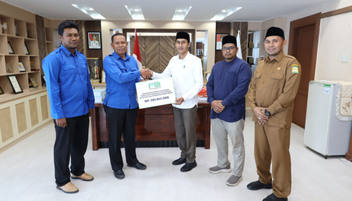 Karyawan Perumda Tirta Mountala Berikan Zakat Rp381 Juta