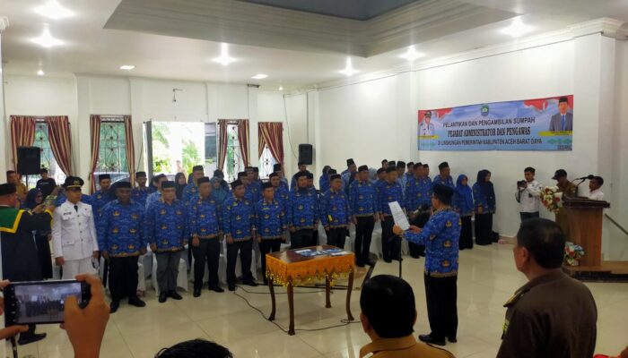 Sekda Abdya Ambil Sumpah Puluhan Pejabat