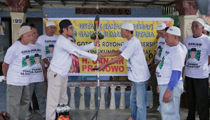 Ustaz Sahabat Ganjar Gotong Royong Bersihkan Lingkungan Bareng Warga di Medan
