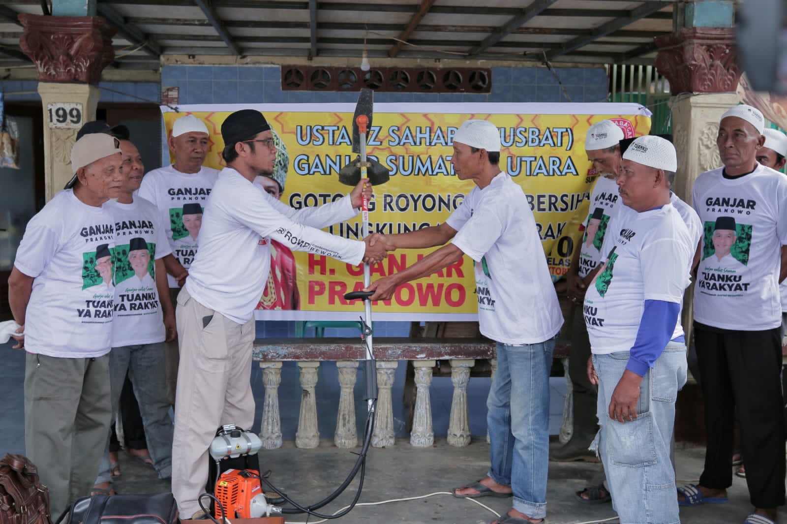 Ustaz Sahabat Ganjar Gotong Royong Bersihkan Lingkungan Bareng Warga di Medan