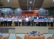 Pj Wali Kota Banda Aceh Serahkan Penghargaan Bagi 30 Wajib Pajak