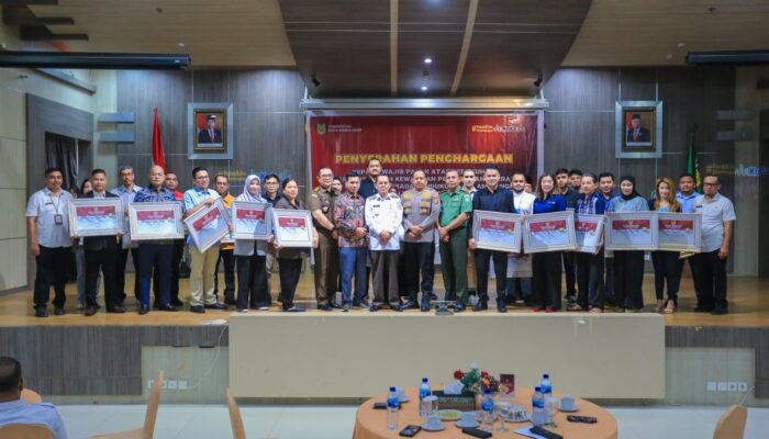 Pj Wali Kota Banda Aceh Serahkan Penghargaan Bagi 30 Wajib Pajak