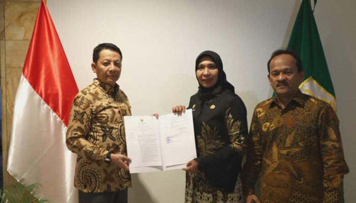 Pj Gubernur Serahkan SK Perpanjangan Kepada Pj Bupati Nagan Raya